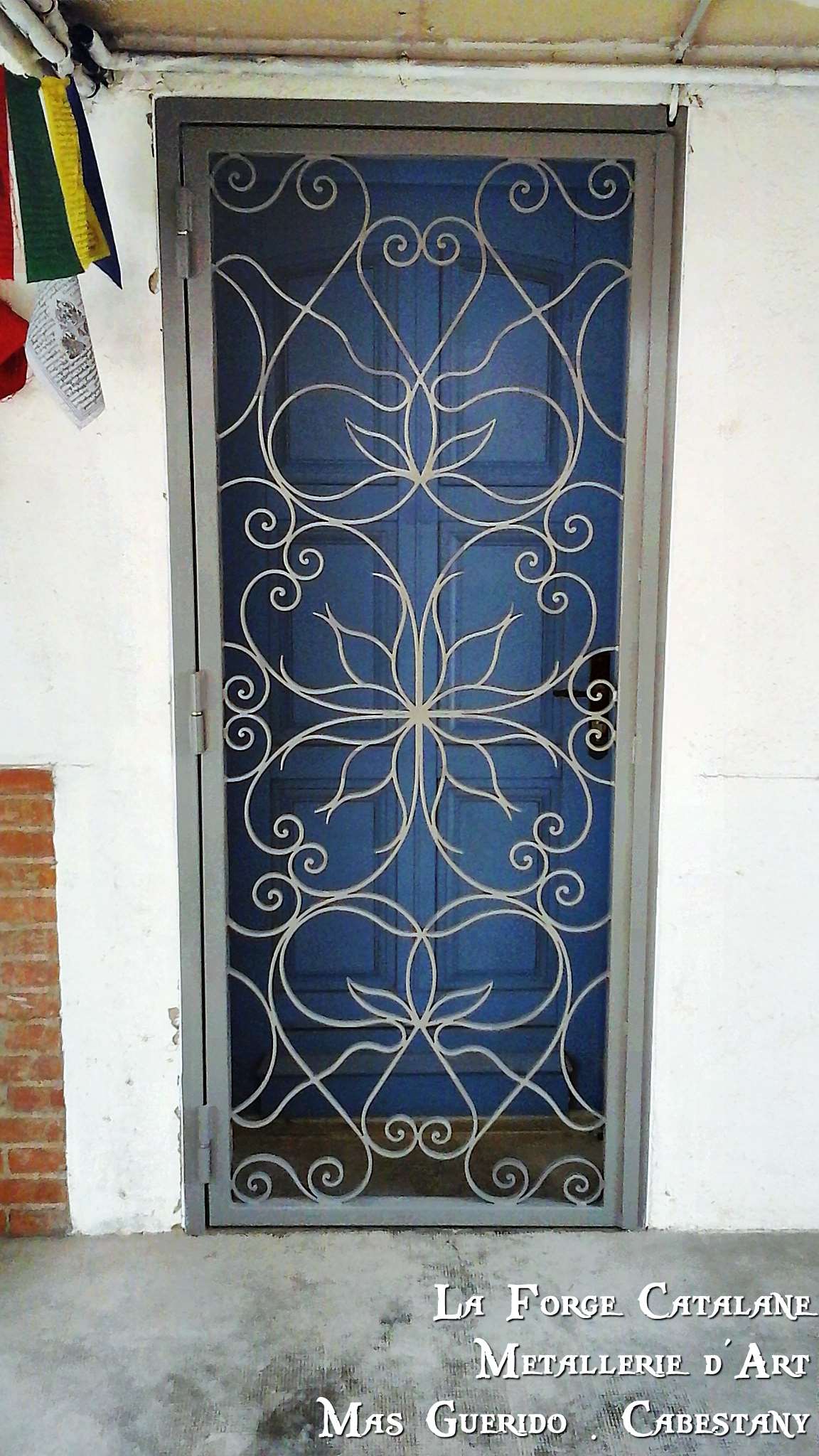 grille articulee 1 vantail volute et fleur fer Forge Catalane Cabestany.jpg